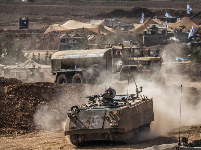 Vehículos militares israelíes circulan por la frontera entre Gaza. (Foto de Ilia Yefimovich/Picture Alliance vía Getty Images)