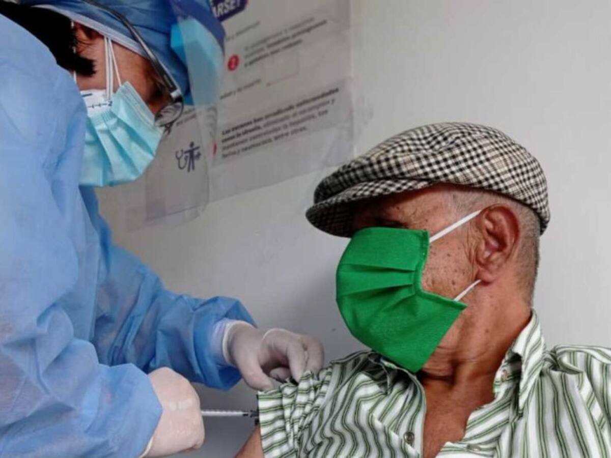 Inició la vacunación de adultos mayores de 80 años en Risaralda
