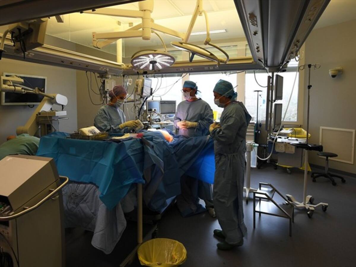 Suspenden a empleados de un centro de salud por grabar a menor herida