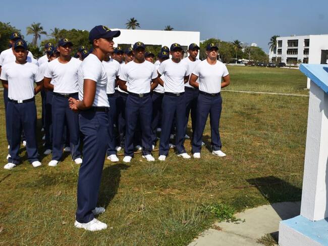 Aspirantes de la Escuela Naval de cadetes realizan su primer paso de pista