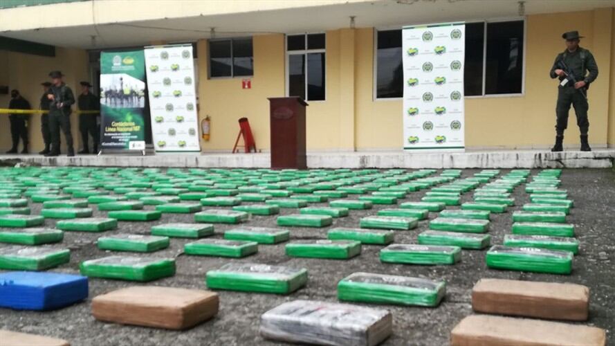 La droga estaba escondida en una bodega donde se ubican los motores de la embarcación, usada para la pesca. Foto: Policía  Nacional.