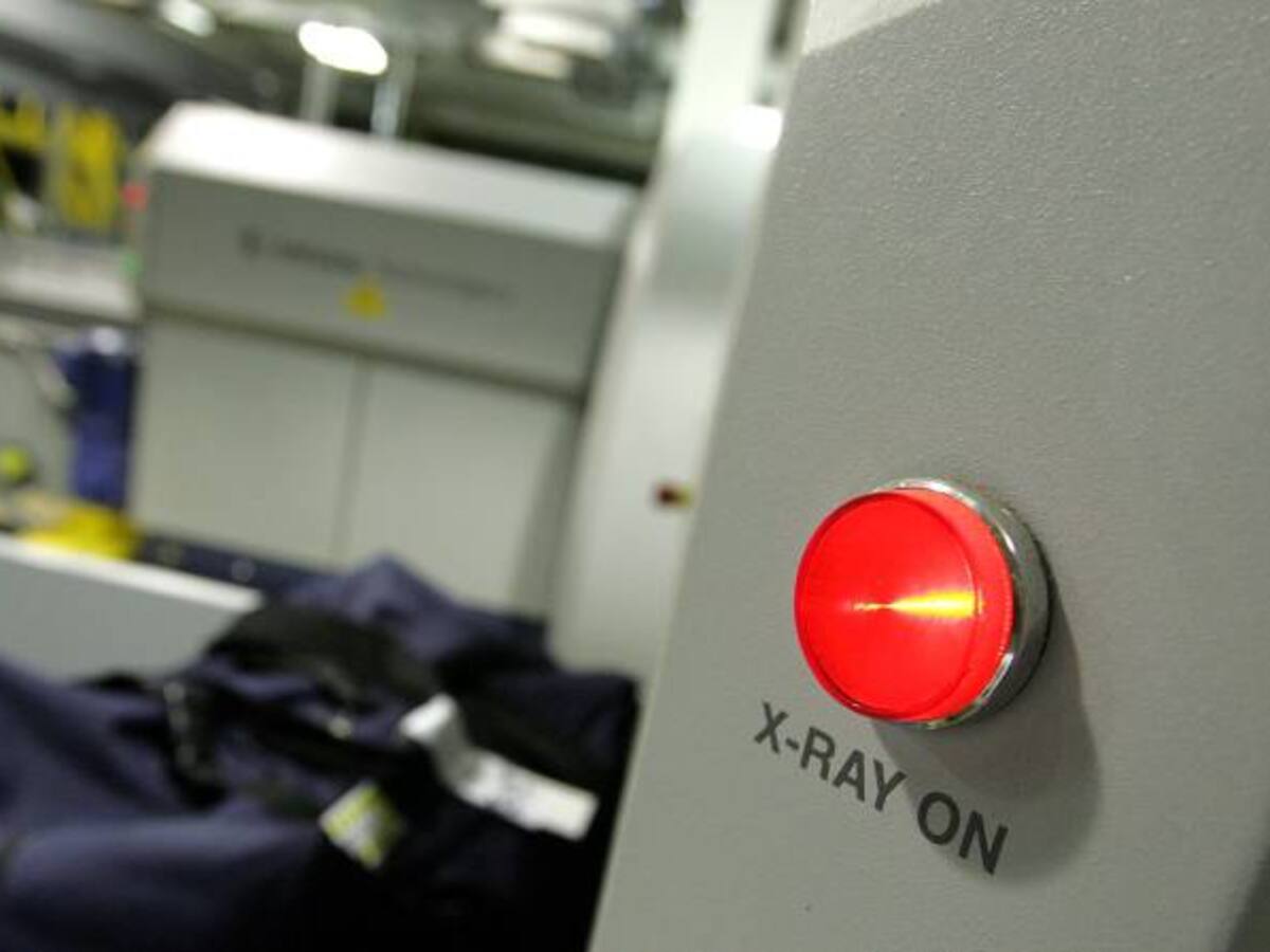 Mujer pasó control de seguridad por la banda de rayos X