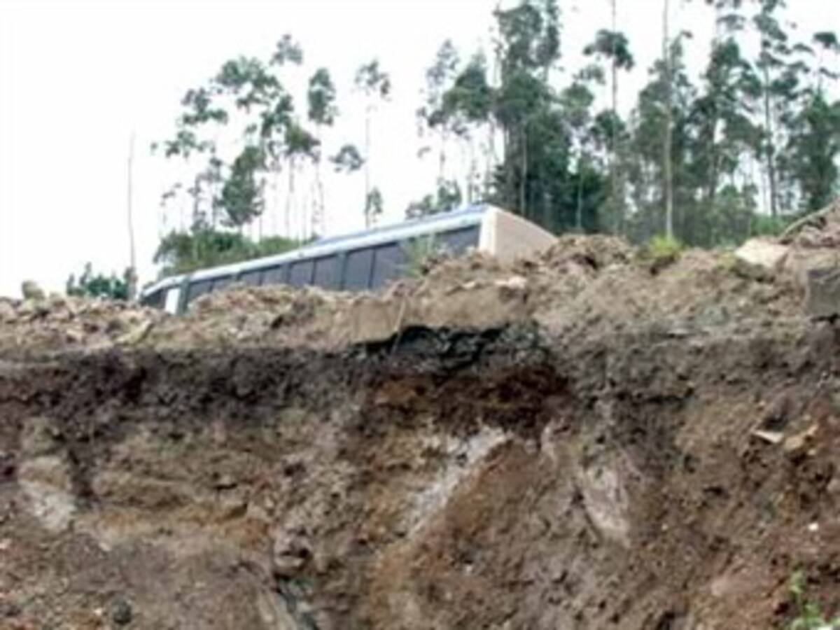 Incomunicadas dos mil personas por deslizamientos y falla geológica en el centro del Valle