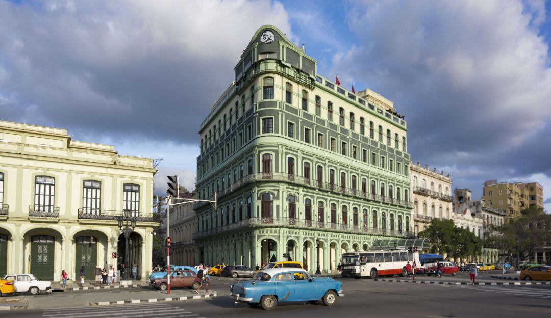 Fachada del hotel Saratoga en La Habana