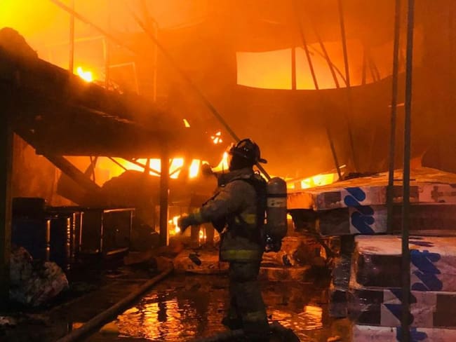 Incendio en Fontibón consumió una bodega y afectó dos viviendas