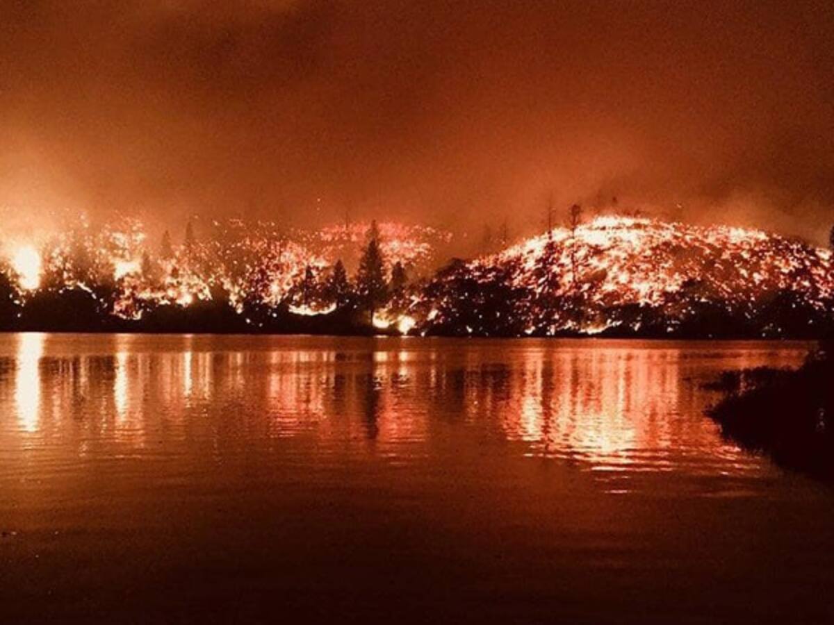 Cinco muertos y 32.700 hectáreas arrasadas deja incendio en California