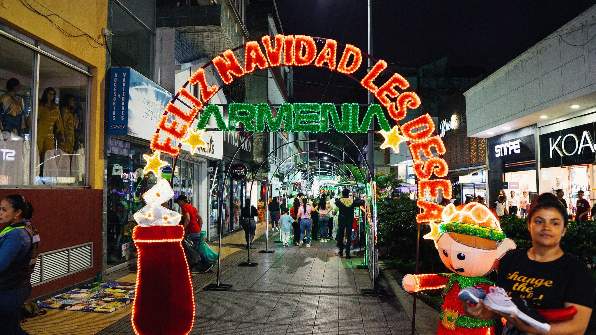 Alumbrado navideño en la calle real de cielos abiertos en Armenia. Foto: Cortesía Edeq