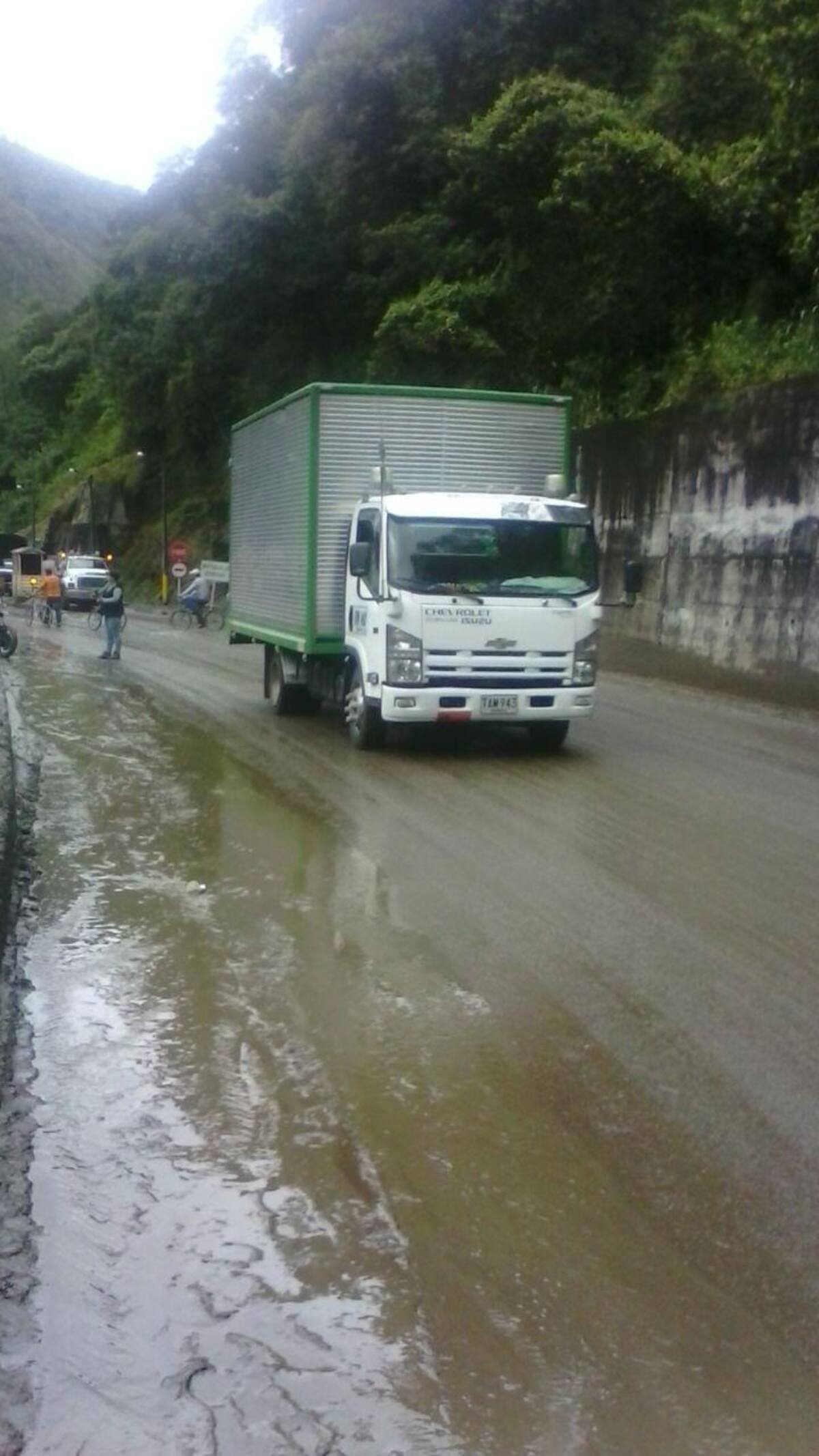 La carretera fue cerrada desde antes de la media noche del lunes, por un deslave.