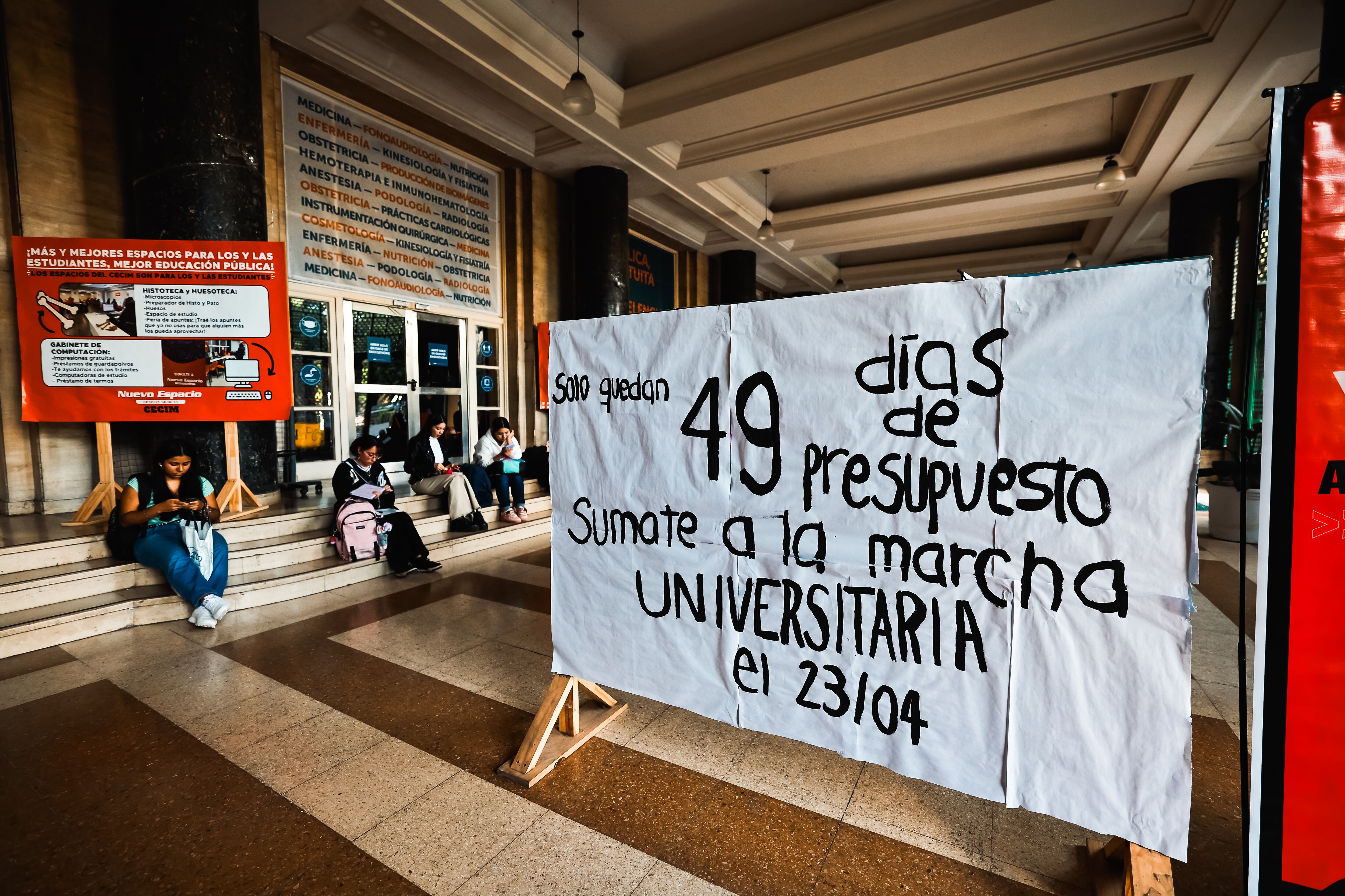 AME9390. BUENOS AIRES (ARGENTINA), 22/04/2024.- Jóvenes asisten a la Universidad de Medicina la cual se encuentra a oscuras por falta de presupuesto, el 19 de abril de 2024 en Buenos Aires (Argentina). Las luces no funcionan en ninguna planta de la sede de la Facultad de Medicina de la Universidad de Buenos Aires (UBA), una de las más prestigiosas de Latinoamérica y de la que depende una amplia red de hospitales y clínicas que atienden a decenas de miles de pacientes. EFE/ Juan Ignacio Roncoroni