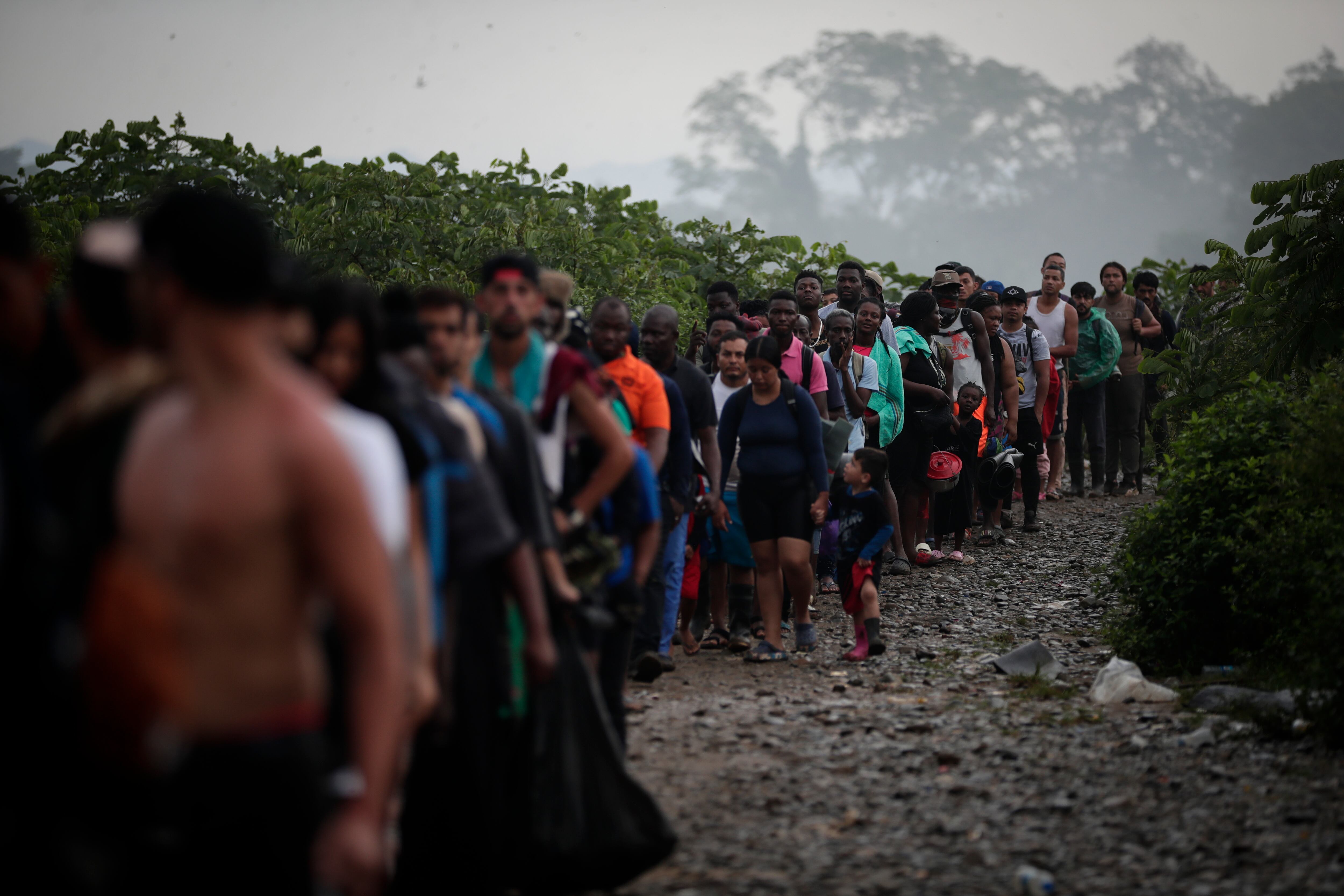 ACOMPAÑA CRÓNICA: CRISIS MIGRATORIA***PA4001. BAJO CHIQUITO (PANAMÁ), 21/0/2023.- Migrantes hacen fila para ser trasladados en canoas hacia los albergues humanitarios de Lajas Blancas, el 15 de septiembre de 2023 en el pueblo indígena de Bajo Chiquito (Panamá). Panamá no da abasto. Se siente sobrepasado por la llegada diaria de miles de migrantes en situación irregular a través de la selva del Darién, que hace de frontera natural con Colombia, en su camino hacia el norte. Las colas se eternizan, para el registro de llegada, para el transporte. EFE/ Bienvenido Velasco