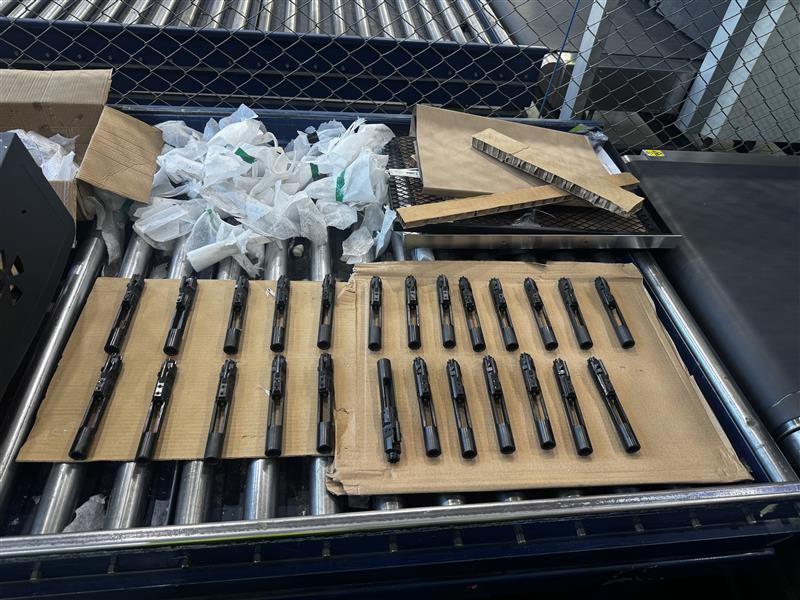 Dian impide ingreso ilegal de partes de armas de fuego provenientes de Miami: así las escondían. Foto: suministrada.