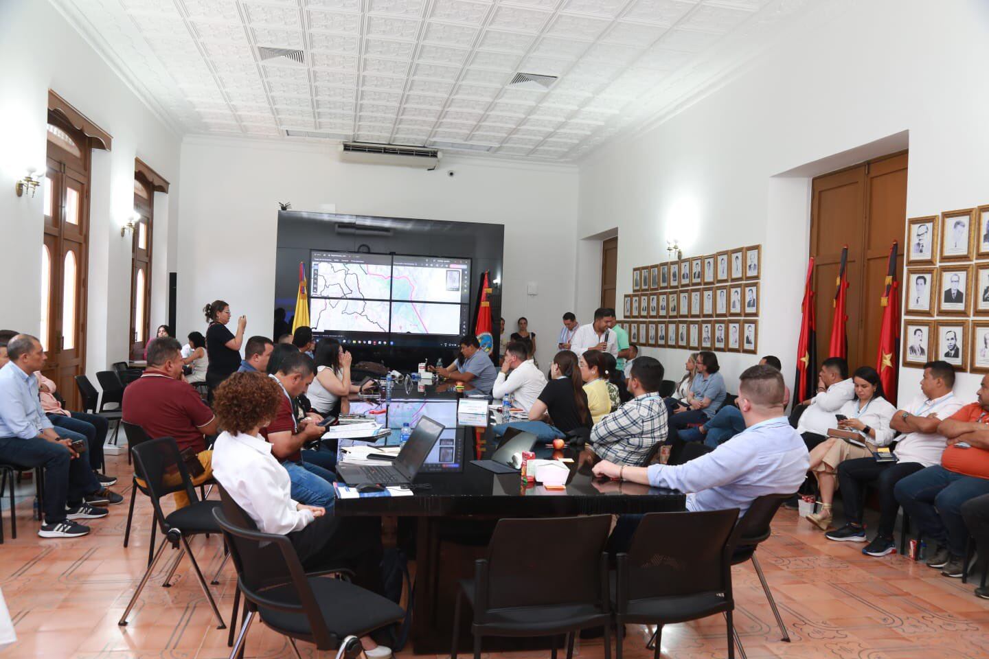 Trabajos de MinVivienda bajo figura del decreto de conmoción interior. / Foto: @HelgaMaRivasAr