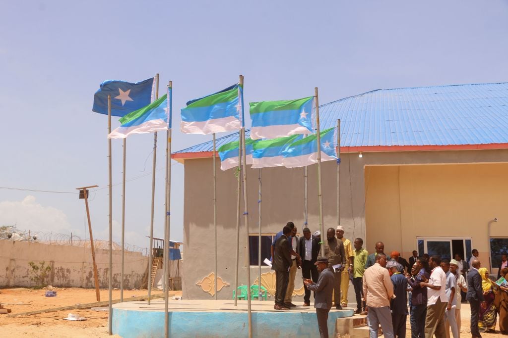 People stand outside of the election hall in Kismayo, the interim capital of Jubaland State, on August 22, 2019. - Madobe was reelected as the president of Somalias Jubaland State on August 22, 2019 in an election held in Kismayo. (Photo by STRINGER / AFP)        (Photo credit should read STRINGER/AFP via Getty Images)