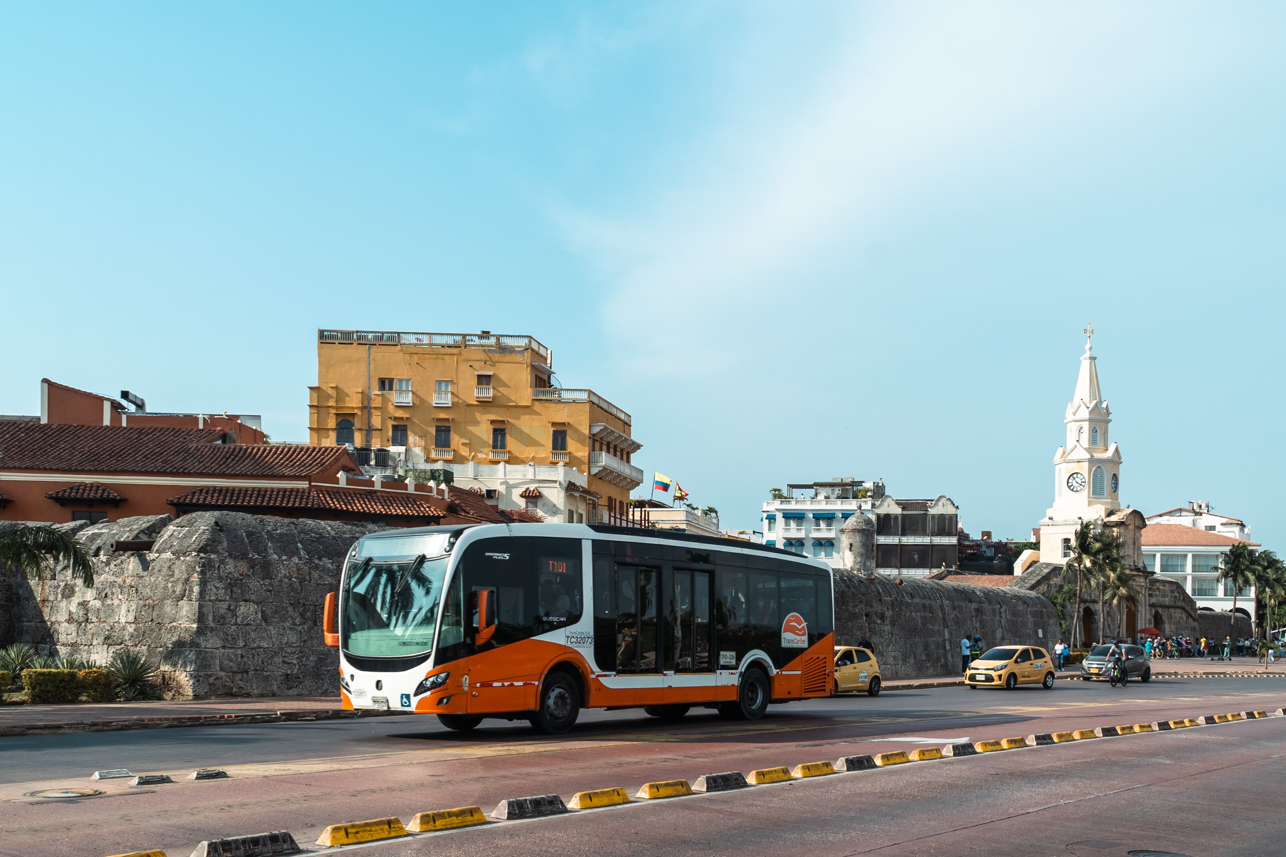 Bus de Transcaribe pasando al frente de la ciudad amurallada (Getty Images)