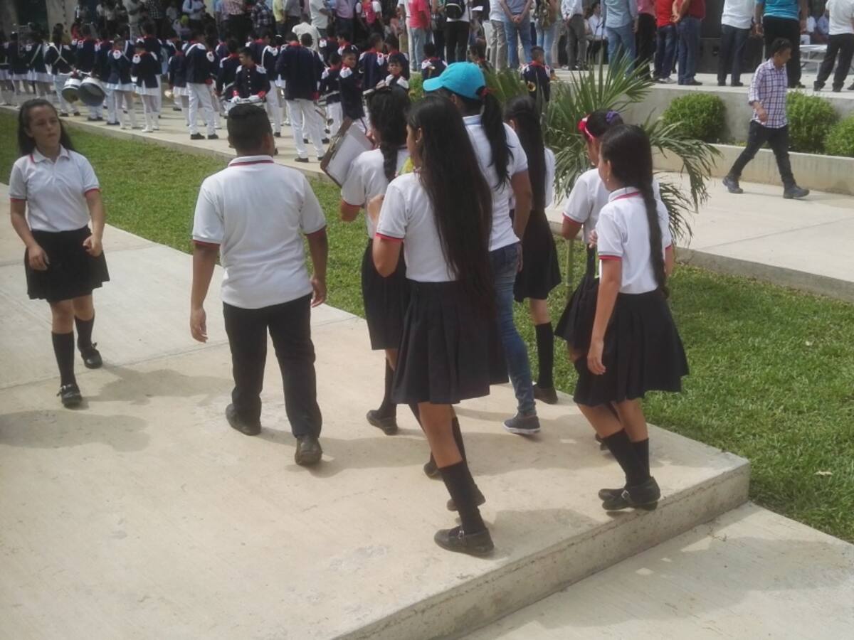 Docentes culpan al gobierno de presentarse de covid en regreso a las aulas