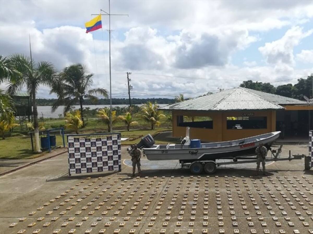 Armada decomisa casi una tonelada de cocaína de disidentes de Farc