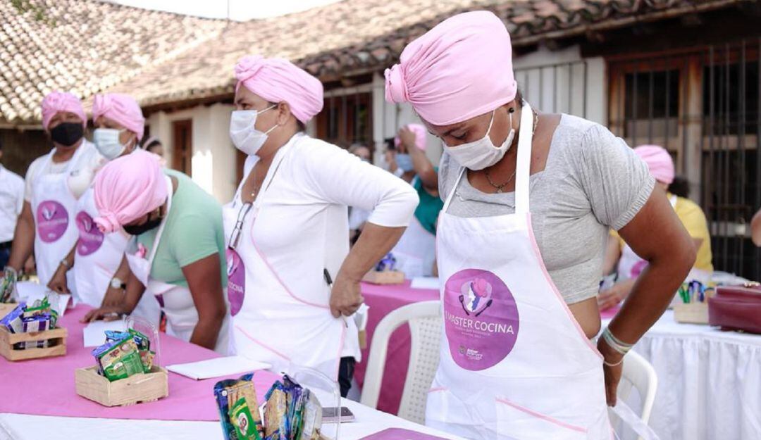 Alrededor de 20 mujeres momposinas se vieron beneficiadas un taller de repostería