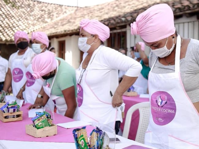 Alrededor de 20 mujeres momposinas se vieron beneficiadas un taller de repostería