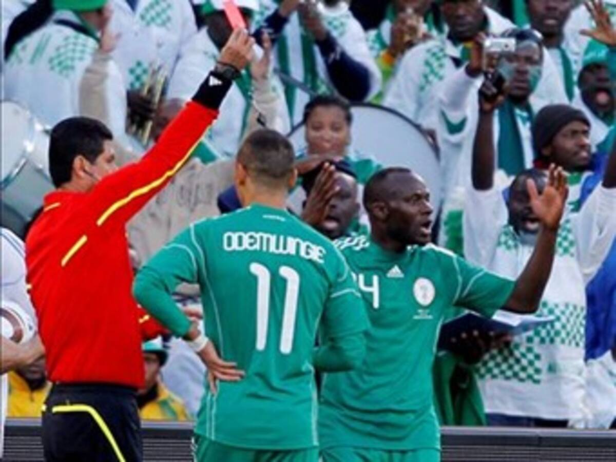 Nigeria confirma amenazas contra jugador expulsado por el colombiano Ruiz