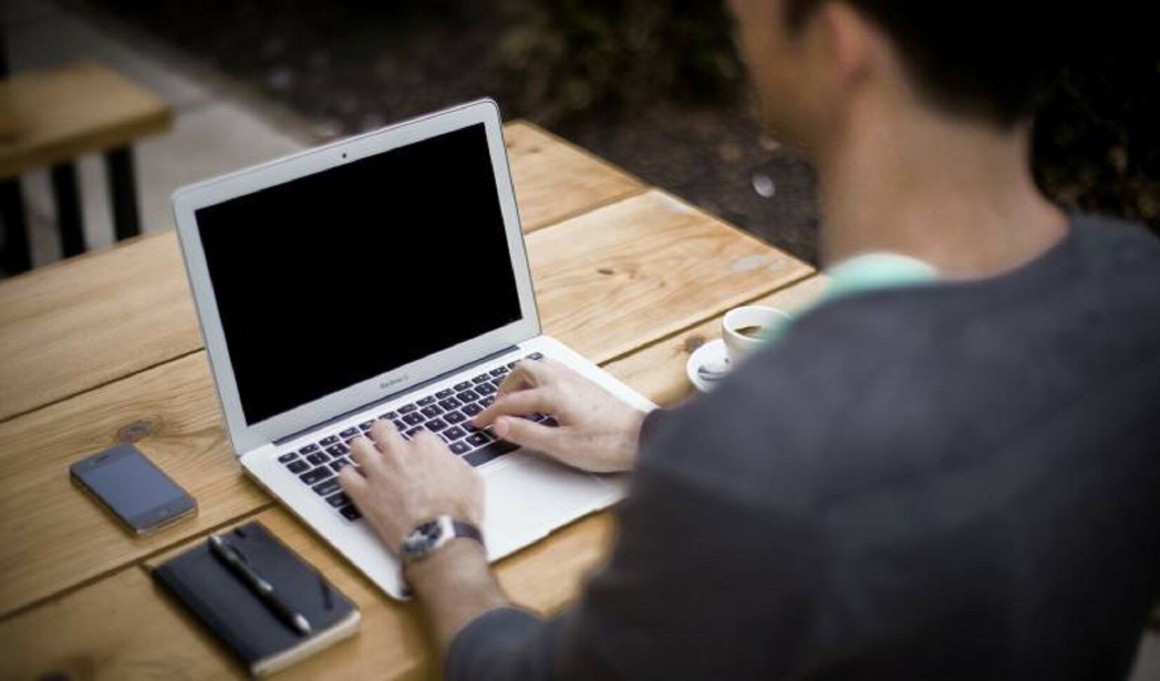 Este contrato por mil 300 millones de pesos suscrito en el 2020, debió llevar internet a cerca de 90 escuelas públicas de Buenaventura.