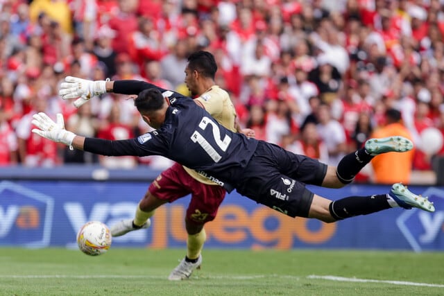 Alex Castro (Tolima) ante el portero Juan Daniel Espitia (Santa Fe) / Colprensa