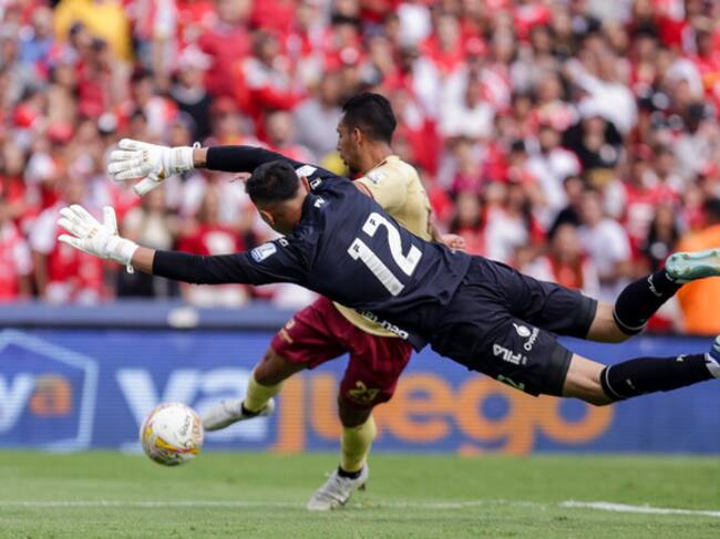Alex Castro (Tolima) ante el portero Juan Daniel Espitia (Santa Fe) / Colprensa