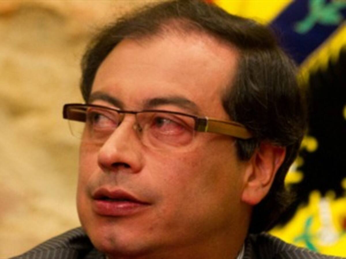Alcalde Petro propone pagar la seguridad social de los taxistas de Bogotá