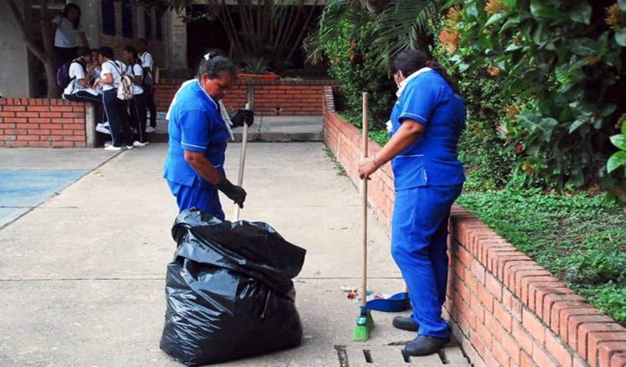Las aseadoras de colegios con excusas médicas no van a trabajar.