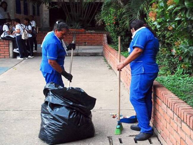 Las aseadoras de colegios con excusas médicas no van a trabajar.