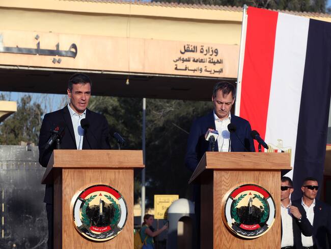 Rafah (Egypt), 24/11/2023.- Spanish Prime Minister Pedro Sanchez (L) and Belgium&#039;s Prime Minister Alexander De Croo (R) attend a press conference at Rafah border crossing to the Gaza Strip, Egypt, 24 November 2023. Sanchez and Belgian Prime Minister De Croo arrived in Cairo after visiting Jerusalem and Ramallah a day earlier amid the ongoing Israel-Hamas conflict. Thousands of Israelis and Palestinians have died since the militant group Hamas launched an unprecedented attack on Israel from the Gaza Strip on 07 October 2023 and the Israeli strikes on the Palestinian enclave that followed it. (Bélgica, Egipto, España, Jerusalén, Ramala) EFE/EPA/STR
