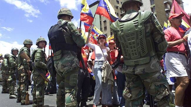Un agente de la Guardia Nacional Bolivariana mató a una mujer embarazada al abrir fuego durante un reparto de perniles tradicionales de Navidad. Foto: Agencia EFE
