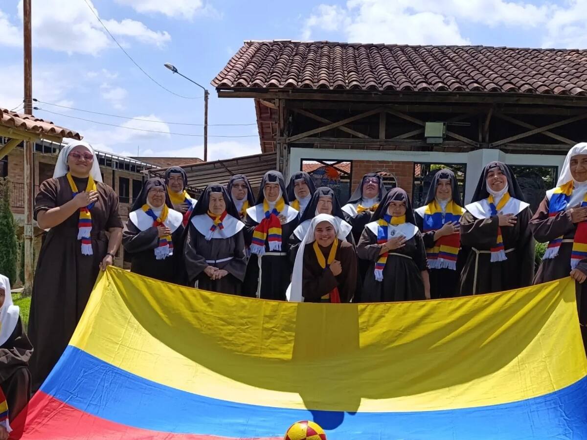 Camándula, bandera y oración, desde Quindío monjas siguen partidos de Selección Colombia