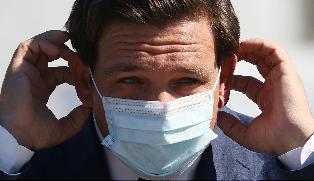 El gobernador de Florida, Ron DeSantis, habría recibido dineros para garantizar las vacunaciones a multimillonarios del estado.