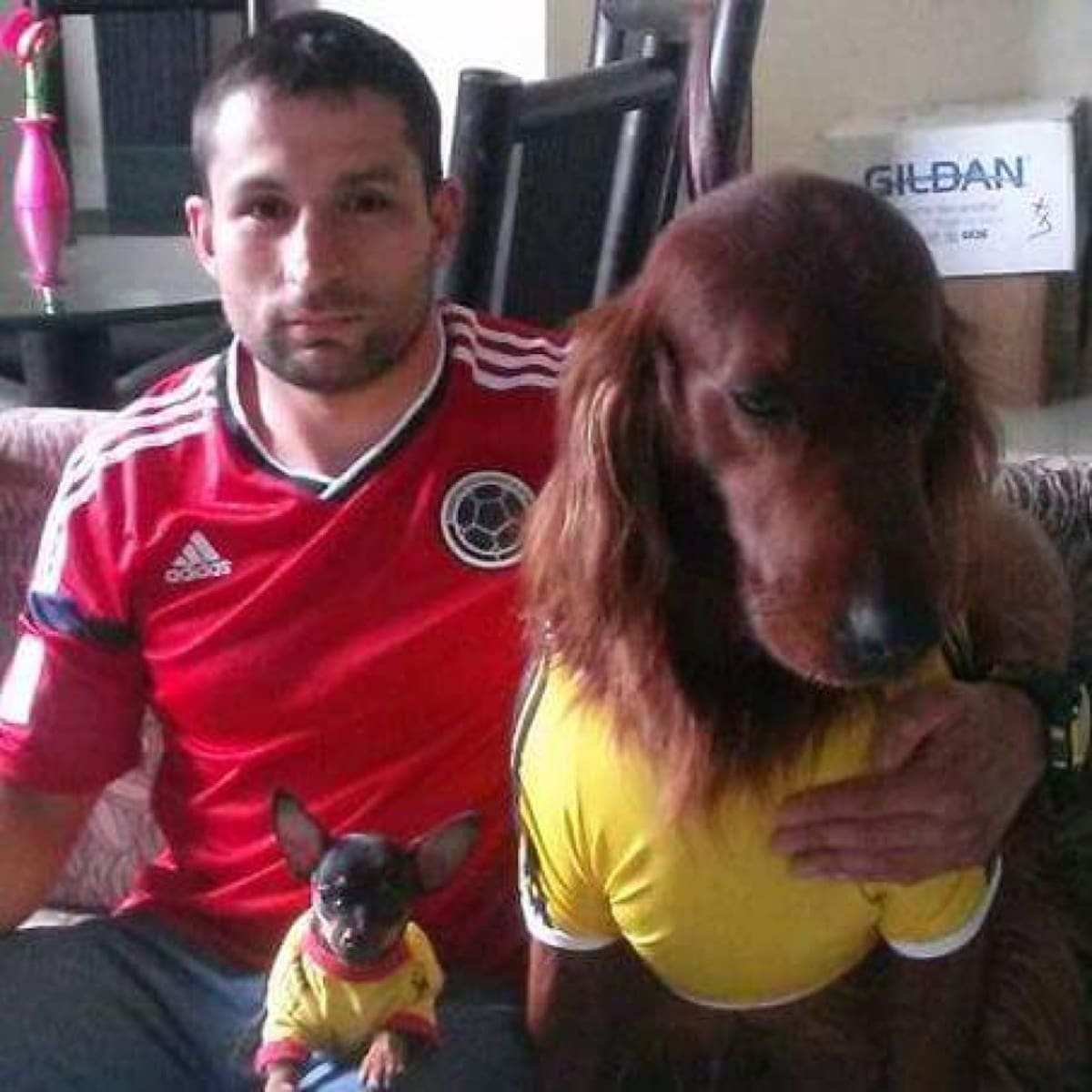 Andrés Sabogal nos envía la foto de él y sus dos mascotas con pinta mundialista 