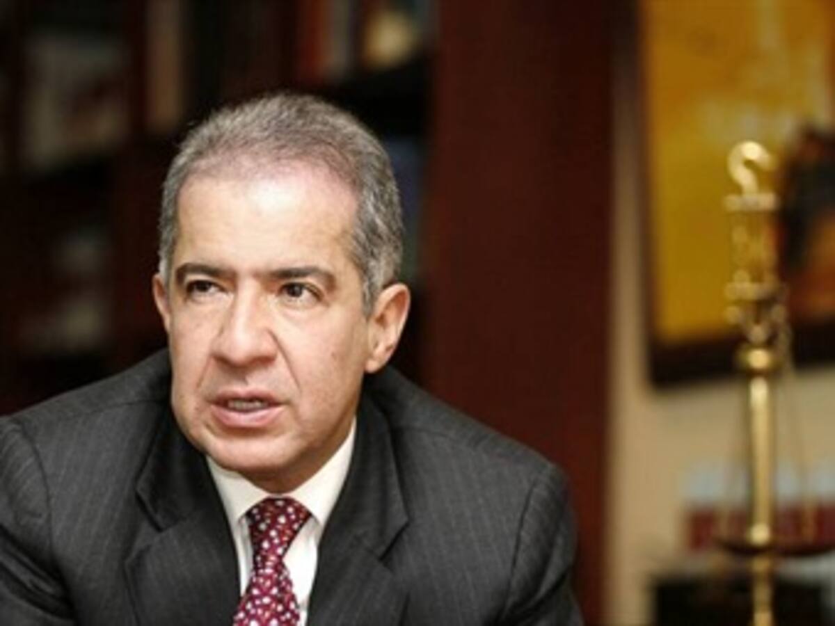 Fiscalía debe archivar investigaciones contra Petro: Mario Iguarán