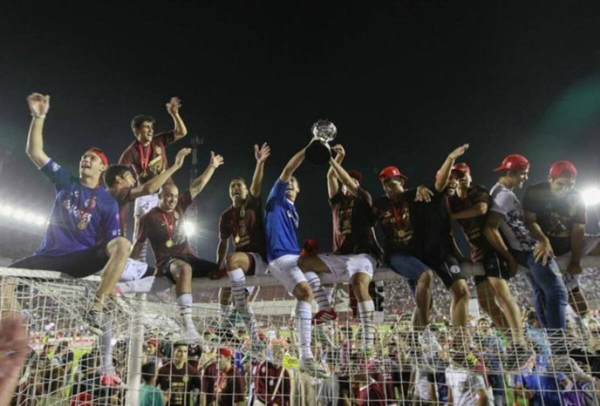 Lanús alcanzó su segundo título internacional, al derrotar a Ponte Preta en la final de Copa Sudamericana con marcador global 3-1. El 'granate' había sido campeón de la Copa Conmebol en 1996.