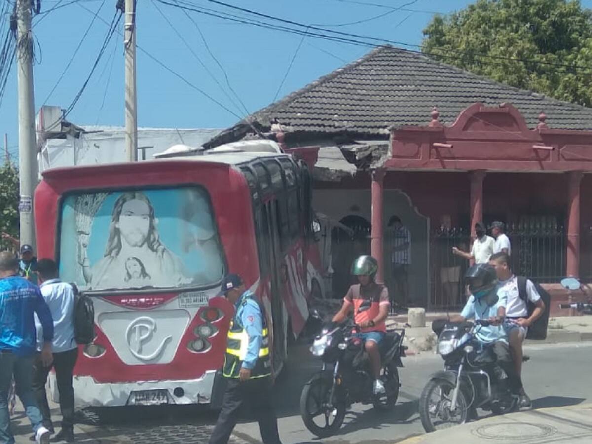 Buseta se quedó sin frenos y chocó contra una vivienda en Cartagena