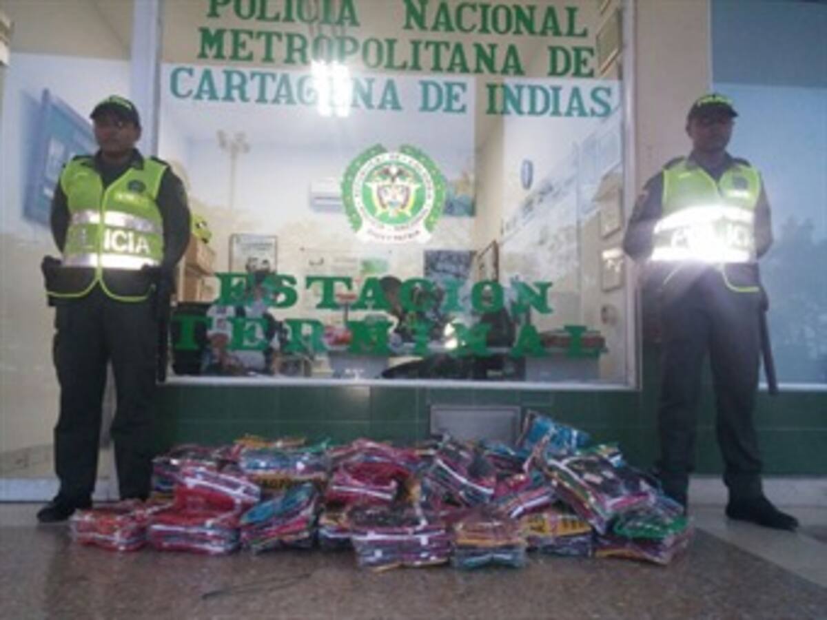 Policía de Cartagena incauta más de 500 camisetas de contrabando