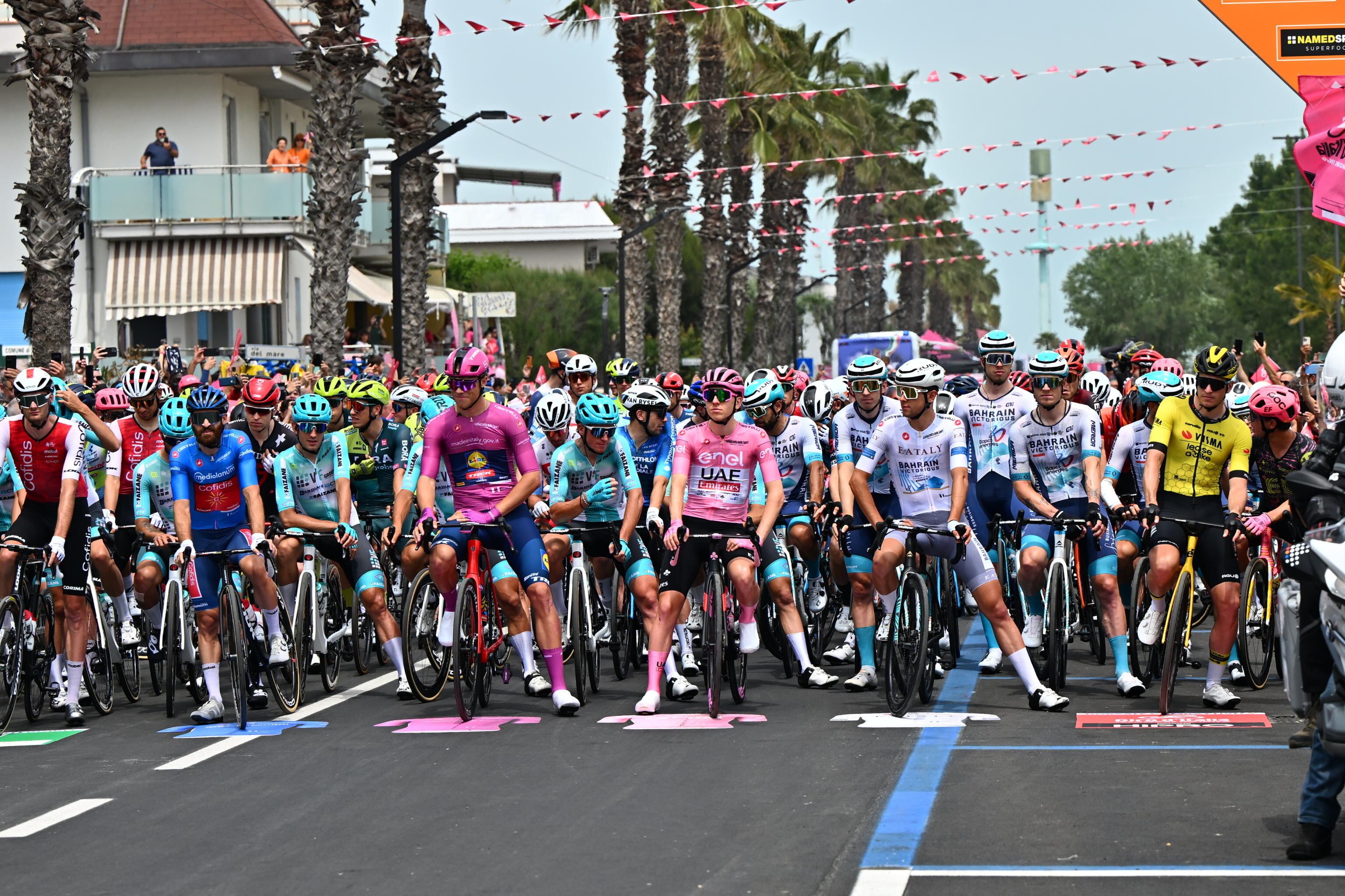 Corredores del Giro de Italia 2024. EFE/EPA/LUCA ZENNARO