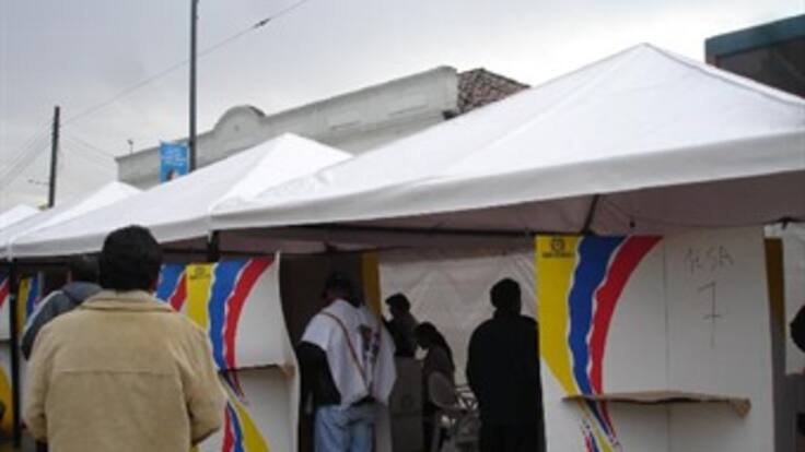 Grupos armados y corrupción amenazan el proceso electoral en nueve regiones del país