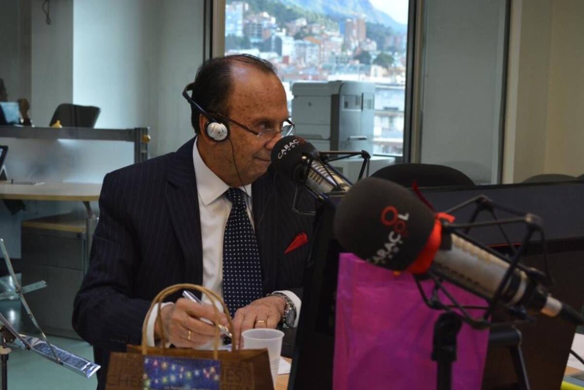 Tras dos décadas de estar inundando de humor a los colombianos, el admirado periodista se retira de La Luciérnaga, vea como desarrolla su último programa.