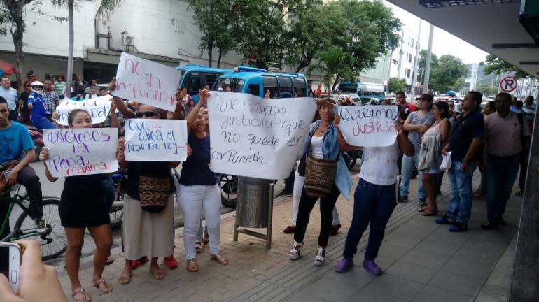 Familiares y amigos de Rafael Viloria, clamando justicia en el edificio Galaxia. /FOTO CARACOL RADIO