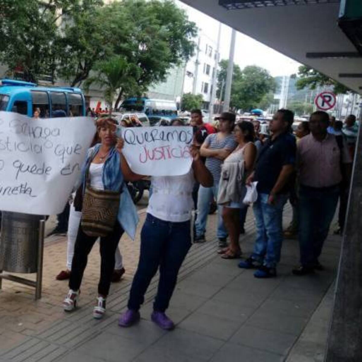 Familiares y amigos de vigilante samario claman justicia en la audiencia