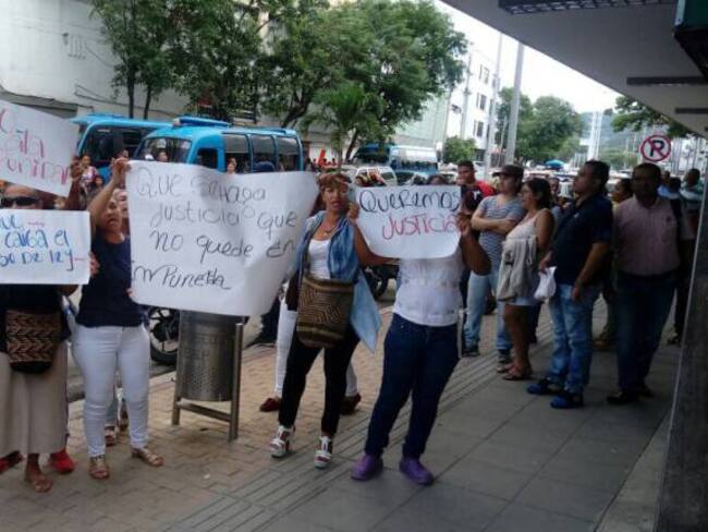 Familiares y amigos de Rafael Viloria, clamando justicia en el edificio Galaxia. /FOTO CARACOL RADIO