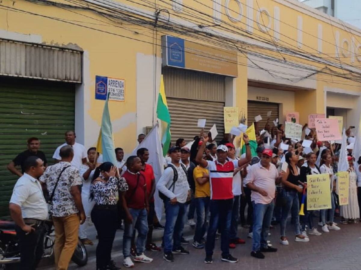 Plantón en tribunales para rechazar suspensión del alcalde de San Onofre