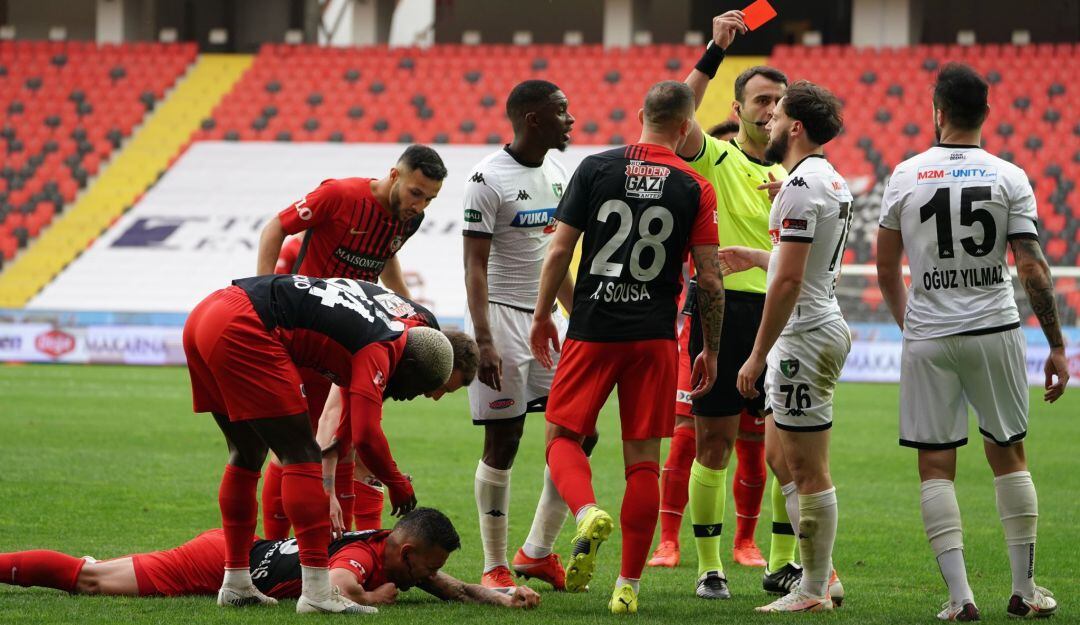 Brutal patada en la cara a futbolista en la Liga turca