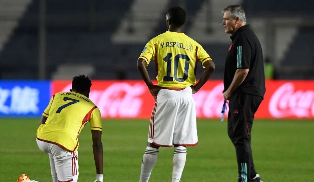 Jorge Cabezas Hurtado y Yaser Asprilla  tras la eliminación del Mundial (Photo by Andres Larrovere / AFP) (Photo by ANDRES LARROVERE/AFP via Getty Images)