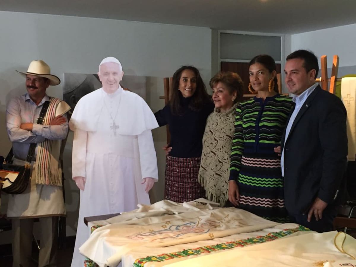 La mitra que usará el papa Francisco, los soles representan el emblema de la compañía de Jesús a la que pertenece el sumo pontífice.