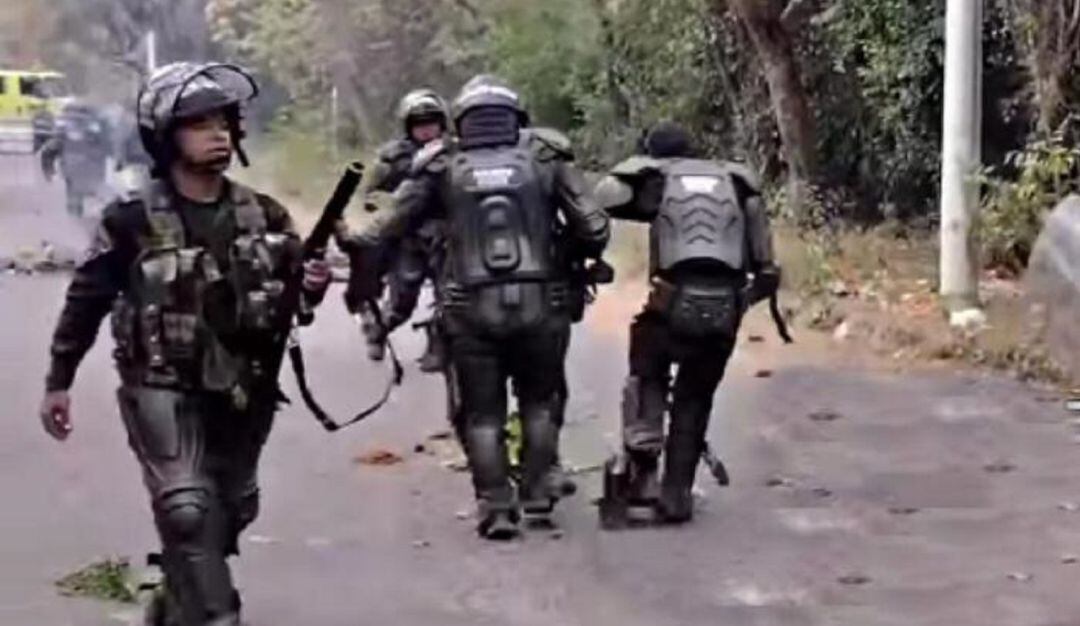 A esta hora, continúan los enfrentamientos entre policía e invasores de lotes particulares en la vía Neiva hacia el corregimiento de El Caguán.