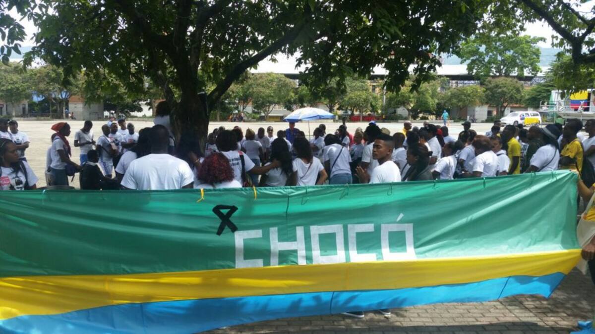En las casas no se izó el tricolor nacional como ha sido costumbre. En su reemplazo en fachadas y calles ondeó la bandera del departamento (verde, amarillo y azul).